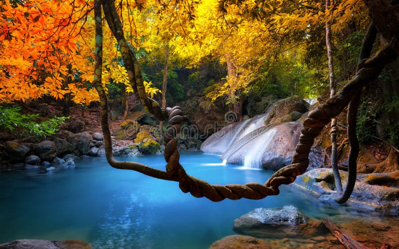 Erstaunliche Schönheit der asiatischen Natur Tropische Wasserfallflüsse