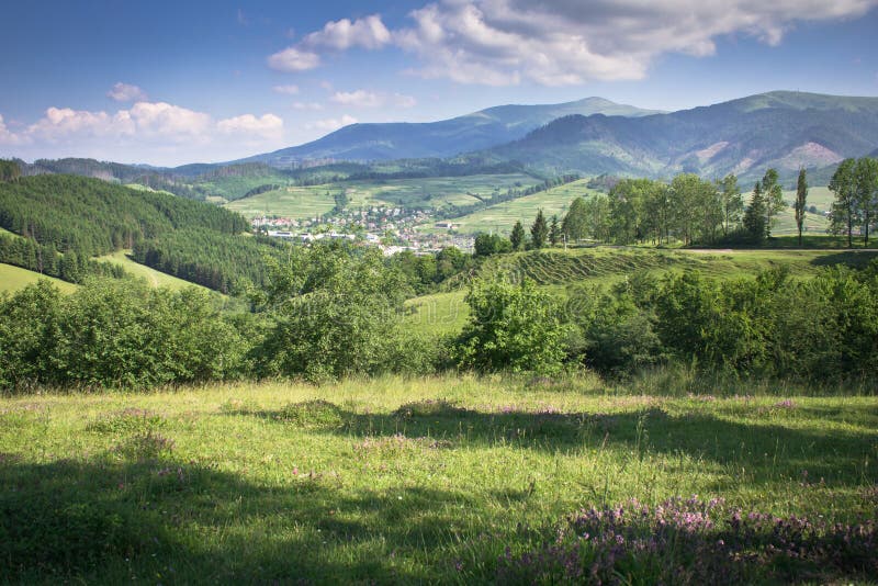 Erstaunlicher Standpunkt schönen Naturlandschaft anong die Berge stockbilder Erstaunlicher Standpunkt schönen Naturlandschaft anong die Berge stockbilder