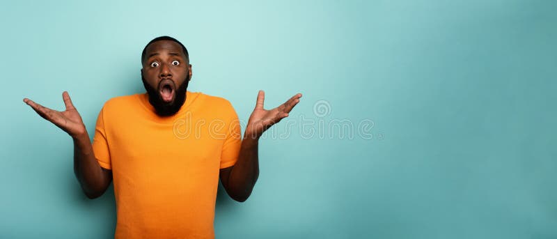 Erstaunlicher und schockierter Ausdruck eines Jungen über dem Hintergrund eines Cyan stockbild Erstaunlicher und schockierter Ausdruck eines Jungen über dem Hintergrund eines Cyan stockbild