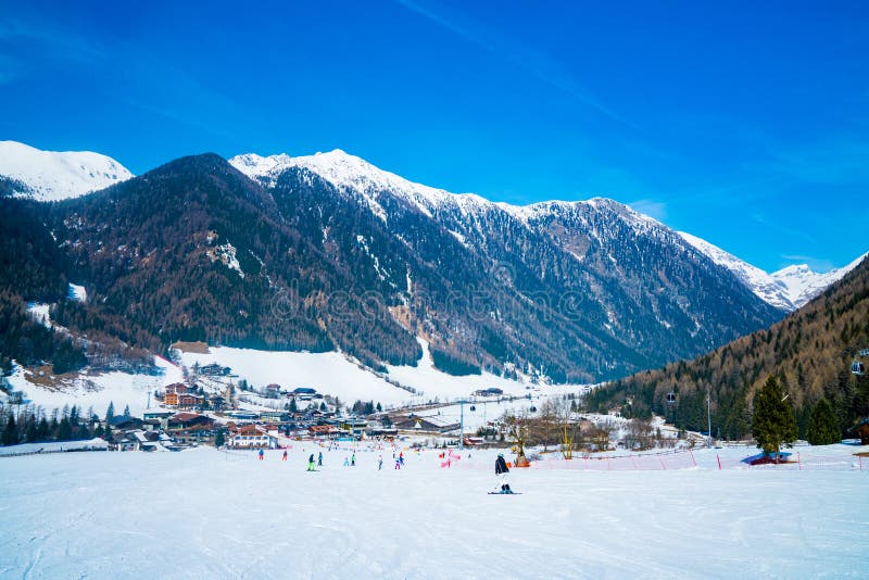 Erstaunlicher Winterskiortbergblick lizenzfreie stockbilder Erstaunlicher Winterskiortbergblick lizenzfreie stockbilder