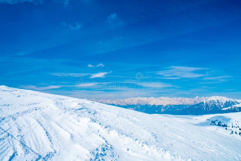 Erstaunlicher Winterskiortbergblick stockfotos Erstaunlicher Winterskiortbergblick stockfotos