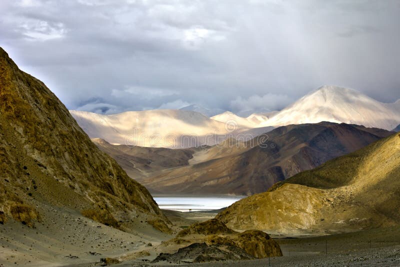Erste Ansicht des schönen Pangong Sees lizenzfreie stockbilder