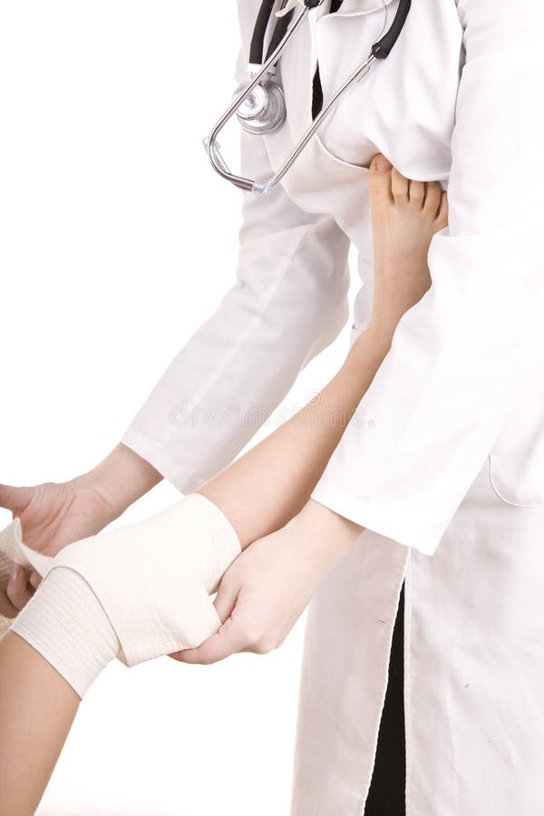 Erste ERSTE HILFE am Knietrauma. lizenzfreies stockbild Erste ERSTE HILFE am Knietrauma. lizenzfreies stockbild