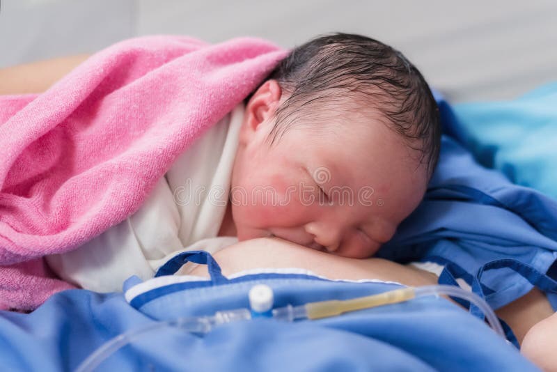 erste Getränkmuttermilch des neugeborenen Babys stockfotos erste Getränkmuttermilch des neugeborenen Babys stockfotos