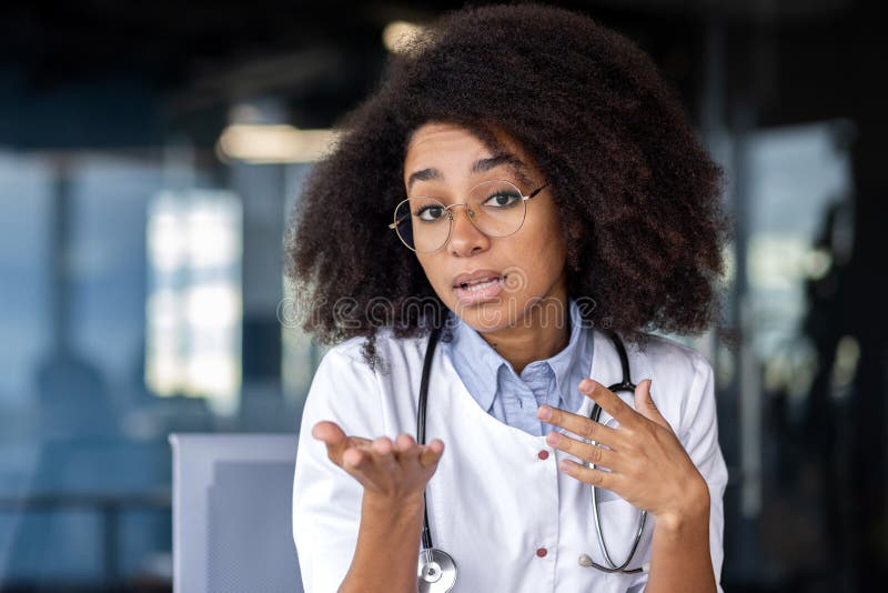 Erste-Person-Ansicht der weiblichen Krankenschwester sprechen und Gesten mit Händen machen während Videoanruf. afrikanisch lizenzfreie stockbilder