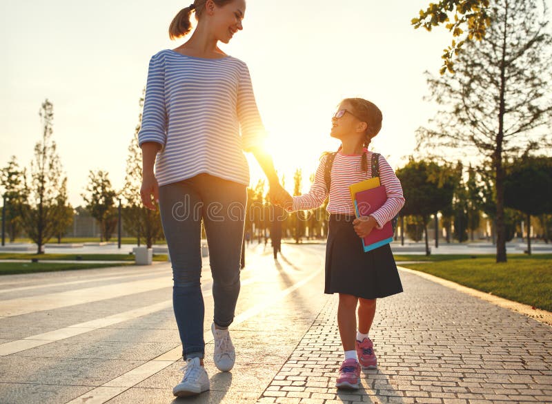 Erster Tag an der Schule Mutter führt kleines Kinderschulmädchen in f lizenzfreies stockfoto Erster Tag an der Schule Mutter führt kleines Kinderschulmädchen in f lizenzfreies stockfoto
