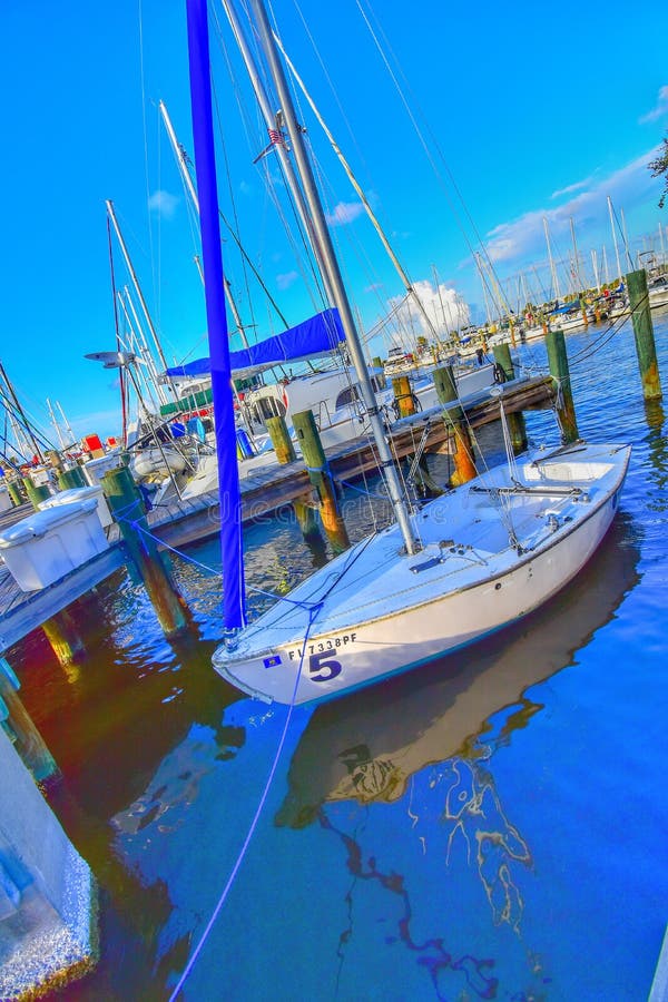 Erstes Segelsegelboot lizenzfreie stockfotografie