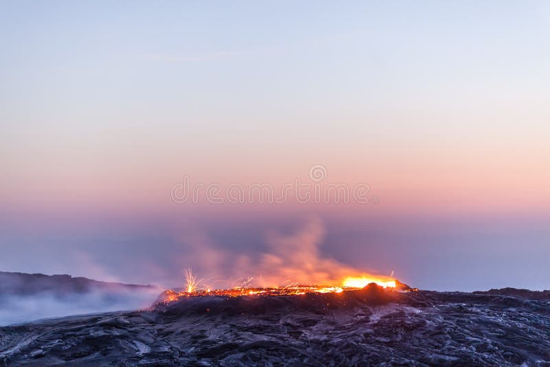 L'alba al vulcano Erta Ale e campi di lava, la Depressione della Dancalia, Etiopia.