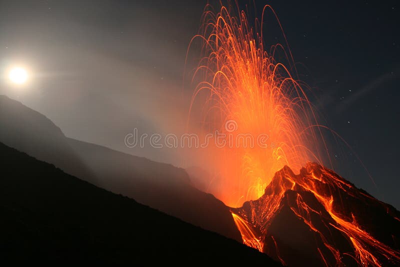 erupci księżyc w pełni stromboli fotografia royalty free erupci księżyc w pełni stromboli fotografia royalty free