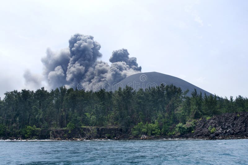 Erupción del volcán. Anak Krakatau