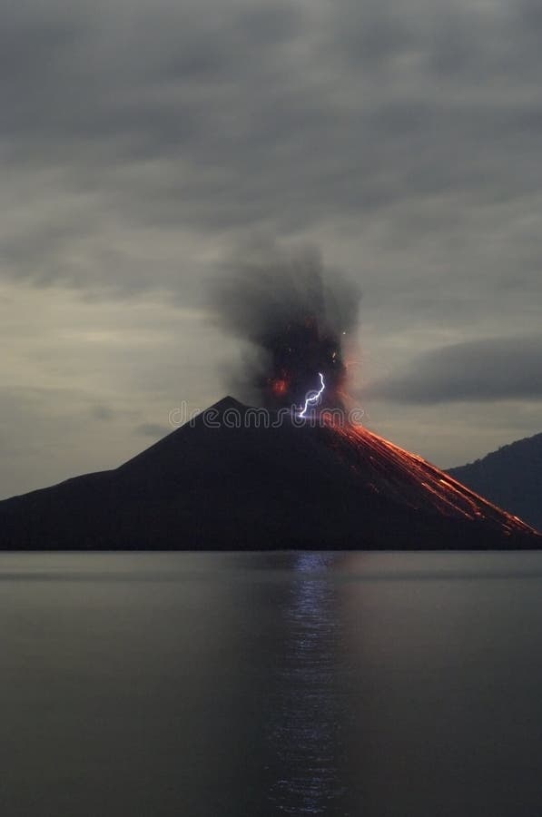 Erupción del volcán de la noche.