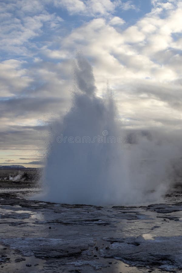 Erupcja strokkur geyser w islandii. wiosenne wieczorne słońce przechodzi przez parę. zdjęcie stock