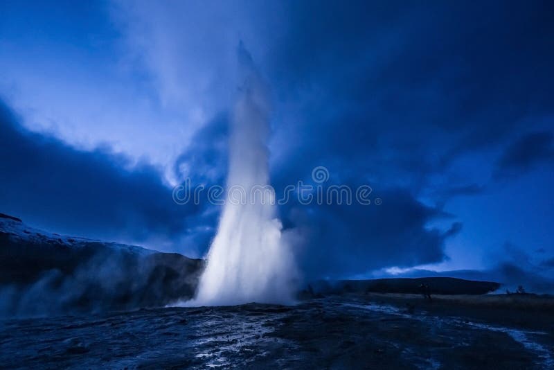 Erupção do geyser de Strokkur em Islândia Cores frias do inverno, iluminação da lua com a noite imagem de stock Erupção do geyser de Strokkur em Islândia Cores frias do inverno, iluminação da lua com a noite imagem de stock