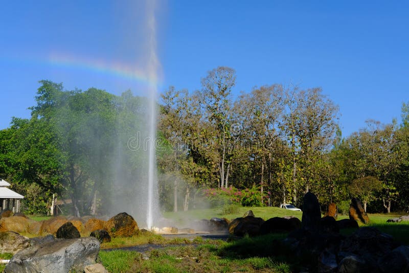 Erupção do geyser água geotérmica de explosão da mola quente fotos de stock Erupção do geyser água geotérmica de explosão da mola quente fotos de stock