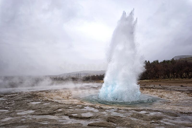 Eruzione del geyser di Strokkur, Islanda immagine stock Eruzione del geyser di Strokkur, Islanda immagine stock