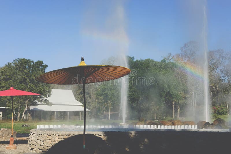 Eruzione del geyser E immagini stock libere da diritti Eruzione del geyser E immagini stock libere da diritti