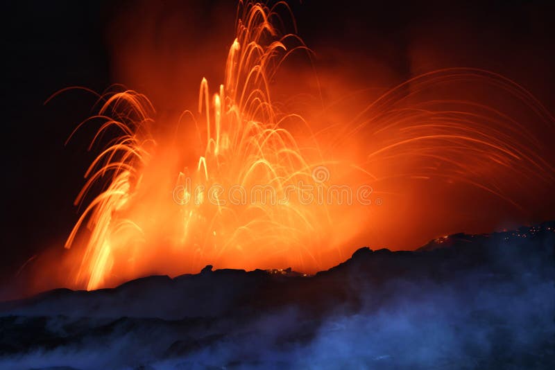 Eruzione del vulcano alla notte fotografie stock libere da diritti Eruzione del vulcano alla notte fotografie stock libere da diritti