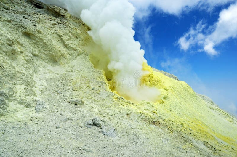 getti di gas vulcanici dal suolo