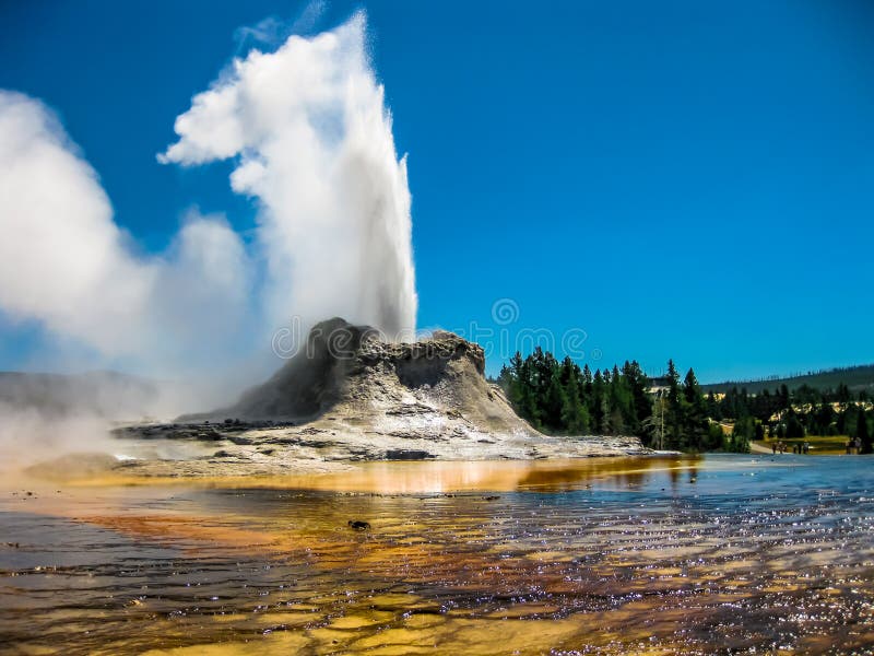 Eruzione Yellowstone del geyser del castello fotografia stock libera da diritti Eruzione Yellowstone del geyser del castello fotografia stock libera da diritti
