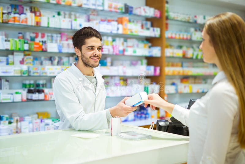 Ervaren apotheker die vrouwelijke klant adviseren stock afbeelding Ervaren apotheker die vrouwelijke klant adviseren stock afbeelding