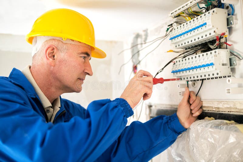 Ervaren elektricien die het elektrowerk doen stock fotografie Ervaren elektricien die het elektrowerk doen stock fotografie