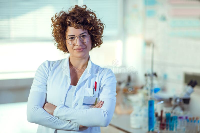 Ervaren vrouwelijke wetenschapper in laboratorium