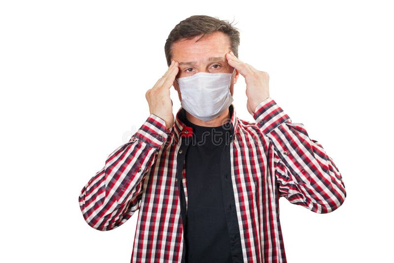 Erwachsene Mann mit Kopfschmerzen in einer medizinischen Maske auf einem weißen Hintergrund