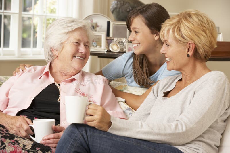 Erwachsene Tochter mit Jugendenkelin-Besuchsgroßmutter lizenzfreies stockfoto