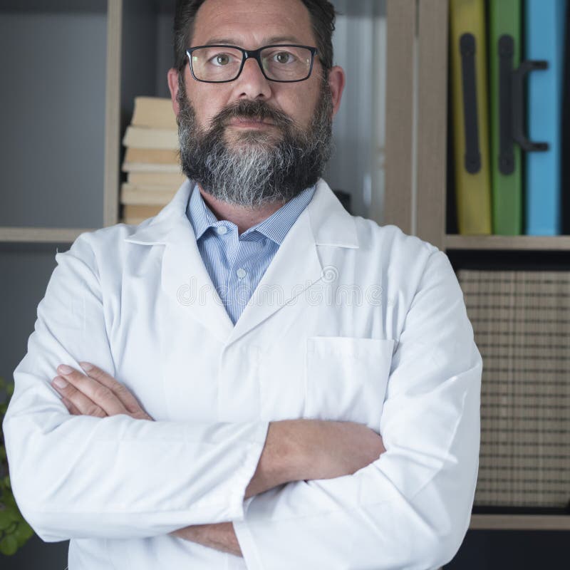 Erwachsener Doktorporträt mit Bart und Lächeln selbstbewusstes Doc im weißen Studiohintergrundkonzept des Gesundheitswesens und de stockbild