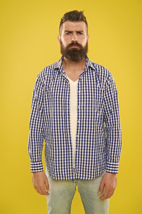 Erwachsener Entsetzter Männliche Mode und Federstil Brutal bärtige Hipster in kariertem Hemd Sommerpferd trauriger Mann mit stockfoto Erwachsener Entsetzter Männliche Mode und Federstil Brutal bärtige Hipster in kariertem Hemd Sommerpferd trauriger Mann mit stockfoto