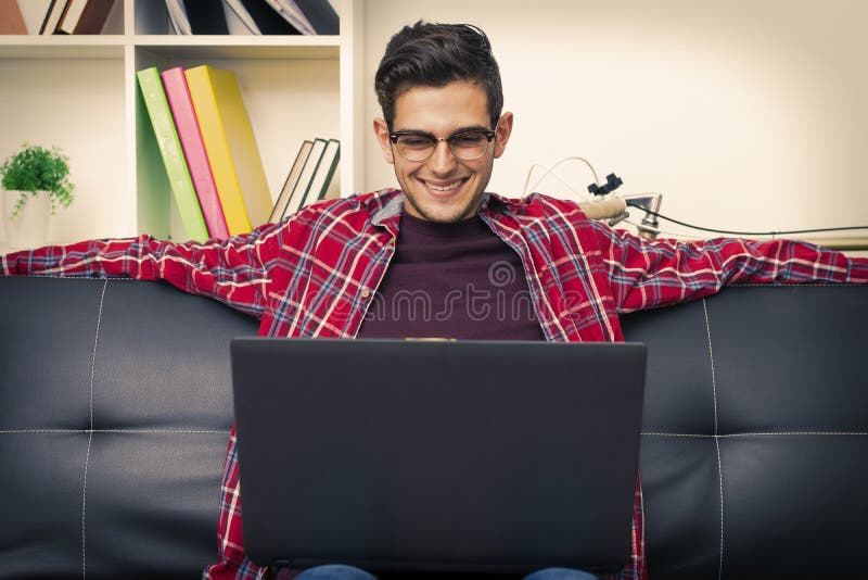 Erwachsener, Jugendlicher oder Student mit dem Laptop stockfotos