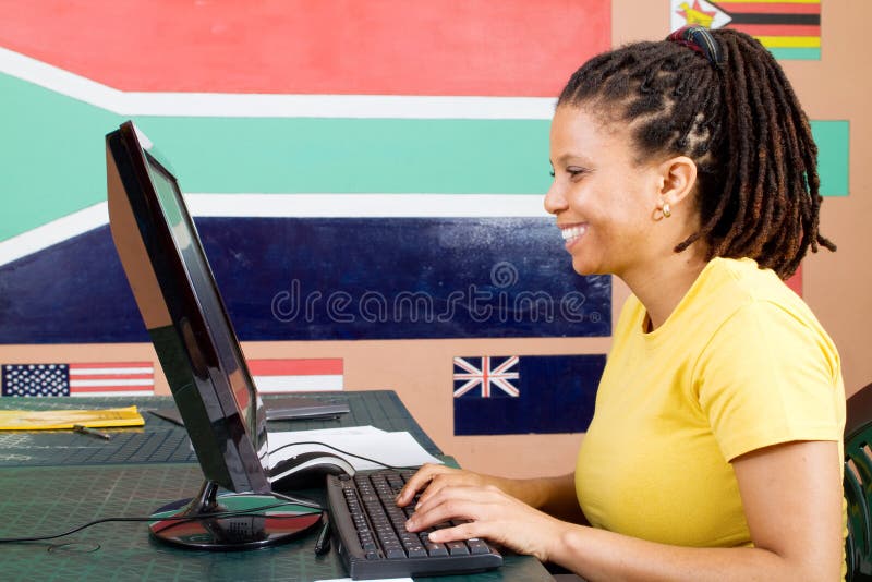 Erwachsener Kursteilnehmer, der Computer verwendet lizenzfreie stockfotografie