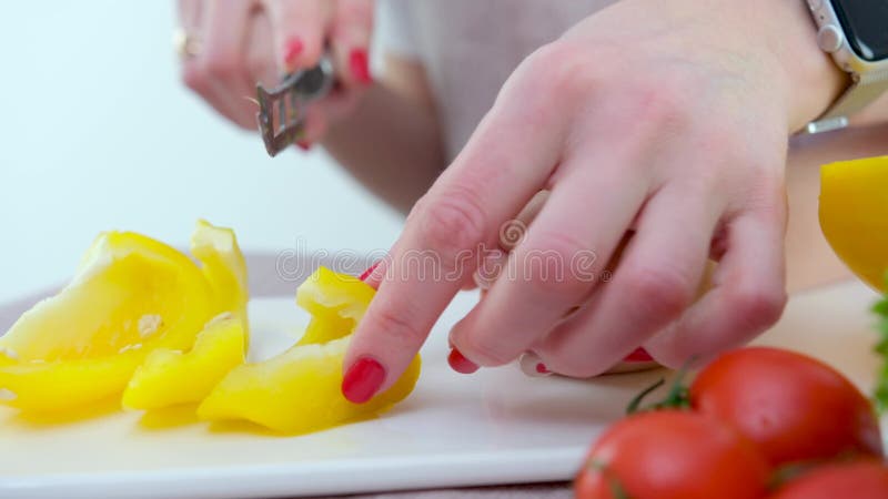 Erwachsener lehrt Kind, Gemüse zu schneiden Mutter hilft Sohn zu schneiden gelben Glockenpfeffer die Hände Messer und Porzellan sc