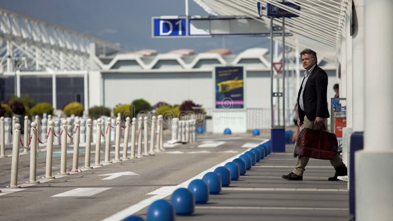 Erwachsener Mann, der Flughafen, Wartetaxi zum Stadtzentrum, Dienstreise verlässt stockbilder Erwachsener Mann, der Flughafen, Wartetaxi zum Stadtzentrum, Dienstreise verlässt stockbilder