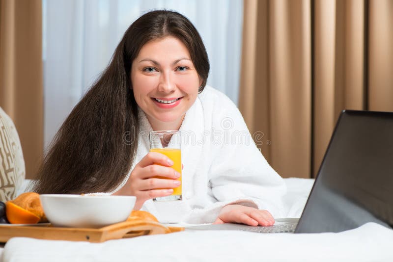 Erwachsener schöner Brunette, der frühstückt lizenzfreie stockfotos Erwachsener schöner Brunette, der frühstückt lizenzfreie stockfotos