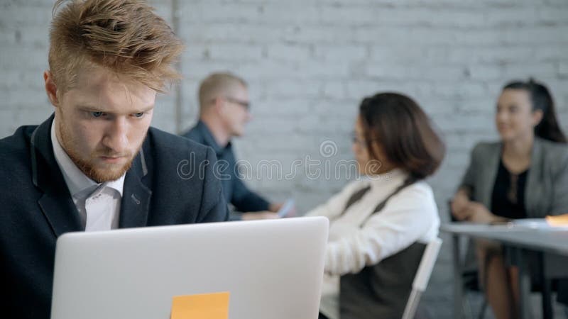 Erwachsener älterer Entwickler, der Laptop-Computer im Büro mit Modus verwendet