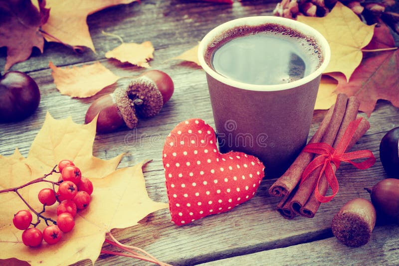 Erwärmungskaffeetasse, rotes Herz und Herbststillleben lizenzfreie stockfotos Erwärmungskaffeetasse, rotes Herz und Herbststillleben lizenzfreie stockfotos