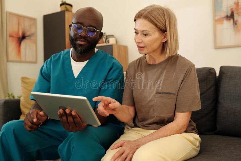 Erziehung von Senioren mit Tablet-Gerät im Wohnzimmer stockfotografie