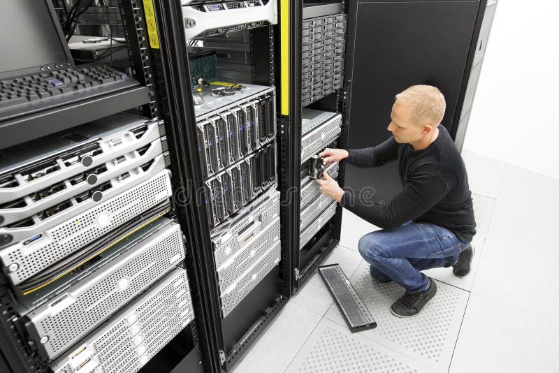 Es führt ersetzt Festplattenlaufwerk im datacenter aus lizenzfreie stockfotografie Es führt ersetzt Festplattenlaufwerk im datacenter aus lizenzfreie stockfotografie