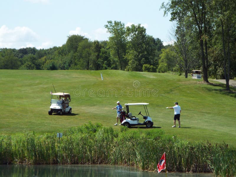 Es ist ein reizender Tag am Golfplatz lizenzfreies stockbild Es ist ein reizender Tag am Golfplatz lizenzfreies stockbild