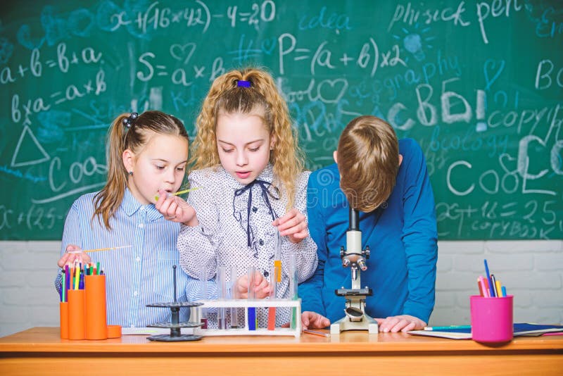 Es ist unglaublich Wenig Kinder am Labor Kleinkinder, die Chemie im Schullabor lernen Studenten tun Biologie lizenzfreie stockfotografie Es ist unglaublich Wenig Kinder am Labor Kleinkinder, die Chemie im Schullabor lernen Studenten tun Biologie lizenzfreie stockfotografie