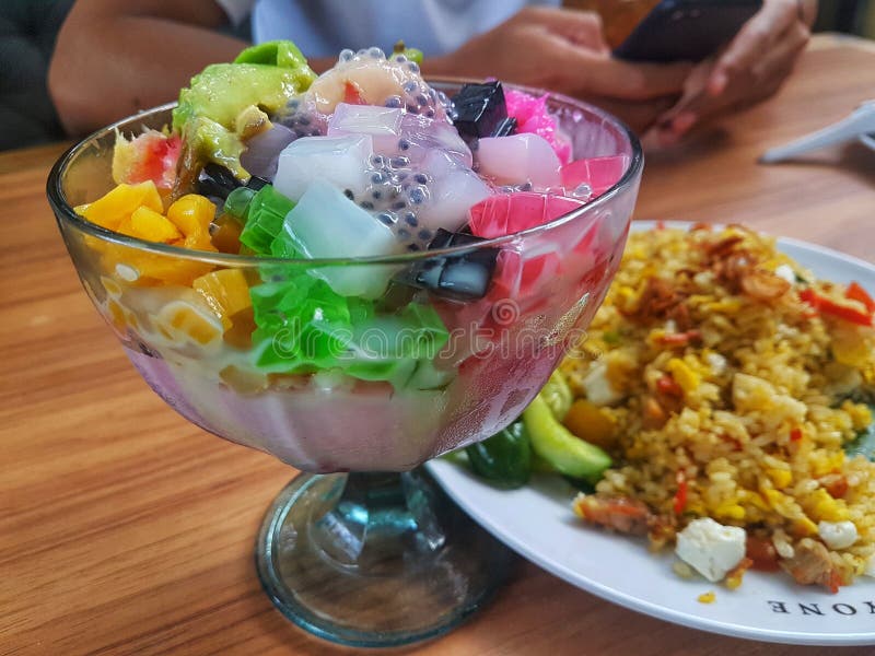 Es teler - un cocktail de fruits glacés maison d'Indonésie Il est fabriqué à partir d'avocat alpukat, de viande de coco jeune de photo libre de droits Es teler - un cocktail de fruits glacés maison d'Indonésie Il est fabriqué à partir d'avocat alpukat, de viande de coco jeune de photo libre de droits