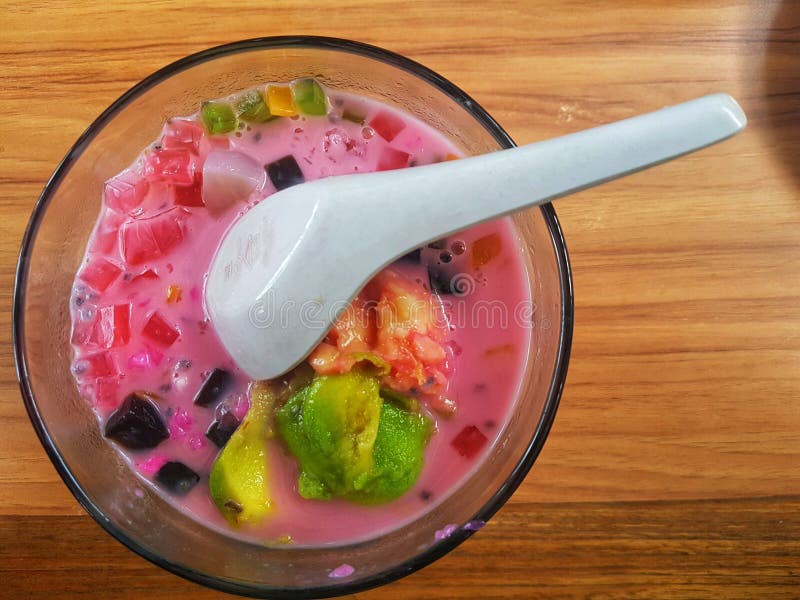 Es teler - домашний фруктовый коктейль из Индонезии Изготавливается из alpukat avocado, kelapa muda Young coconut мяса стоковые фотографии rf