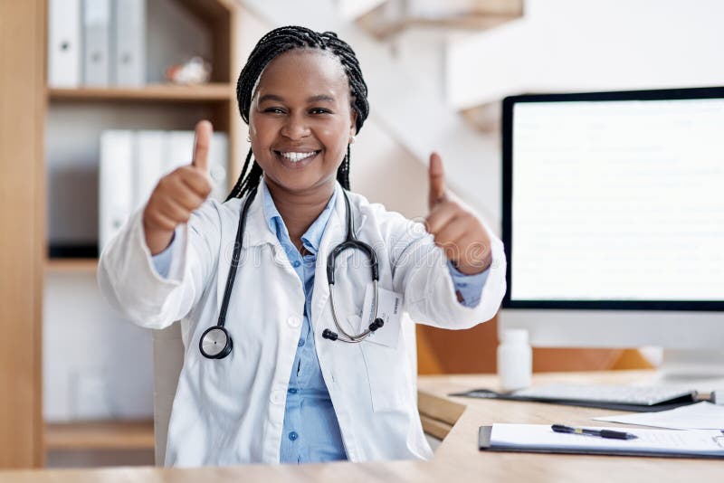 Es Una Carrera Tan Gratificante Y Gratificante Para Mí. Retrato De Un Joven  Doctor Mostrando Su Aprobación En Su Oficina. Foto de archivo - Imagen de  retrato, adultos: 253064568