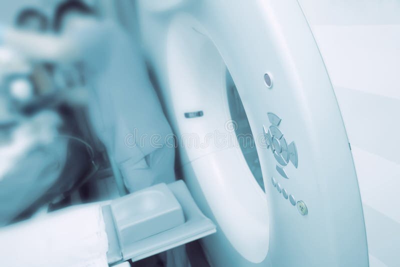 Esame medico facendo uso dell'analizzatore moderno di CT fotografie stock libere da diritti Esame medico facendo uso dell'analizzatore moderno di CT fotografie stock libere da diritti