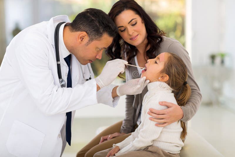 Esame pediatrico di medico immagine stock