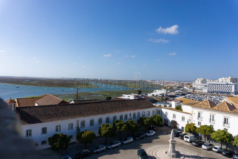 Esaminando giù la laguna del Portogallo, di Faro e la città fotografia stock Esaminando giù la laguna del Portogallo, di Faro e la città fotografia stock