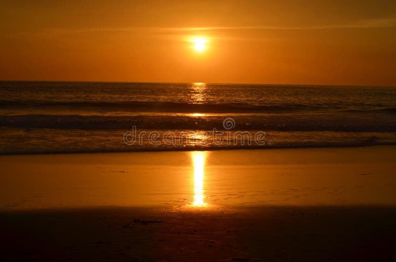 Esaminando i tramonti sulla spiaggia immagini stock Esaminando i tramonti sulla spiaggia immagini stock