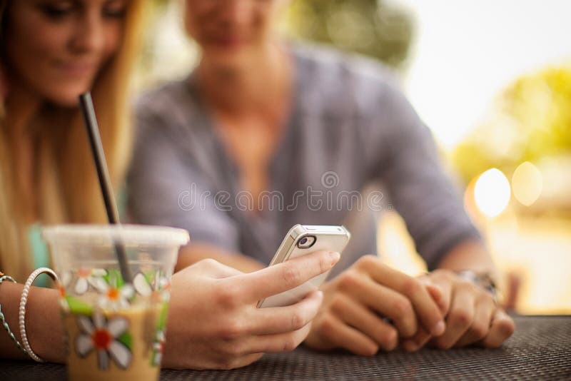 Guardando il telefono immagine stock libera da diritti