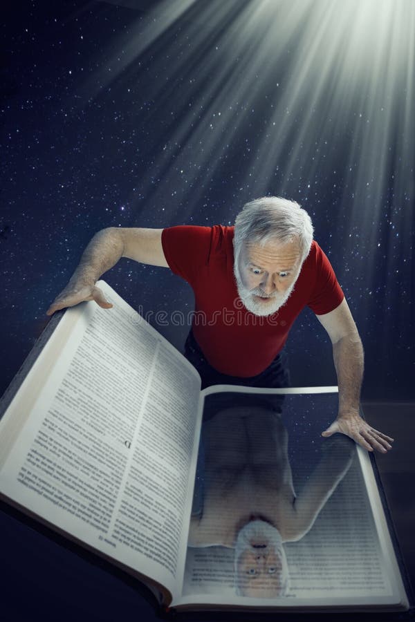 Esaminando la bibbia santa, vi vedete mentre realmente siete immagine stock Esaminando la bibbia santa, vi vedete mentre realmente siete immagine stock